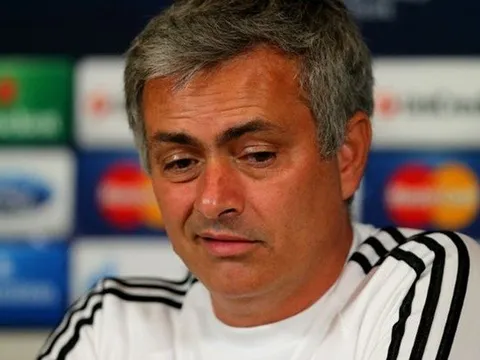 Mourinho tức giận khi được hỏi về việc bắt tay với Pep