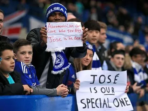Chiếc áo Chelsea và một Mourinho thù vặt