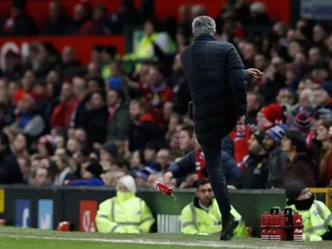 Mourinho bị cấm chỉ đạo 1 trận, phạt 16.000 bảng Anh
