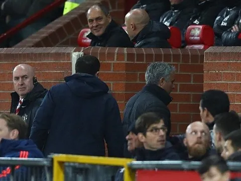 Mourinho chỉ đạo các học trò từ 1 vị trí bí mật tại Old Trafford