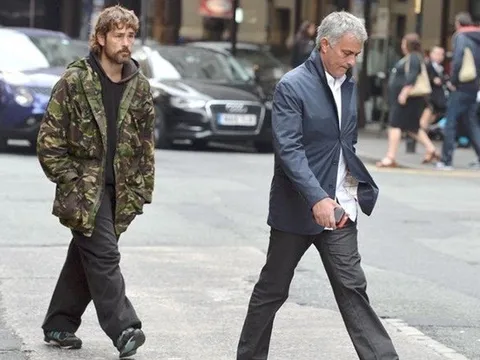 Mourinho bị người vô gia cư vòi tiền trên phố