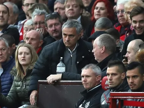 'Mourinho chẳng biết tin ai trong phòng thay đồ'