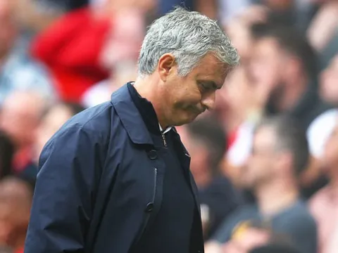 Mourinho chẳng 'khá' hơn Van Gaal là bao