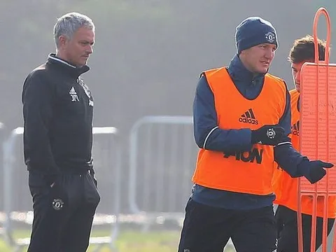 Mourinho giải thích lý do gọi lại Schweinsteiger