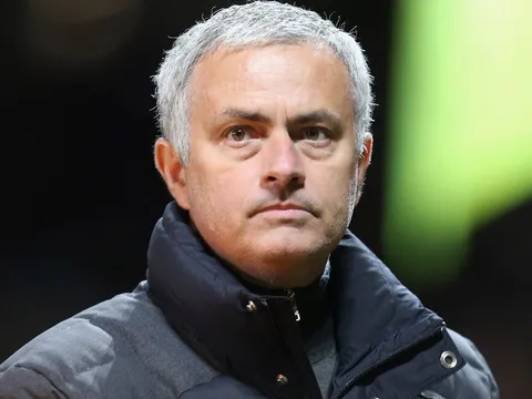 Mourinho: Tôi không phải là Einstein để dùng 4 cầu thủ đá cánh