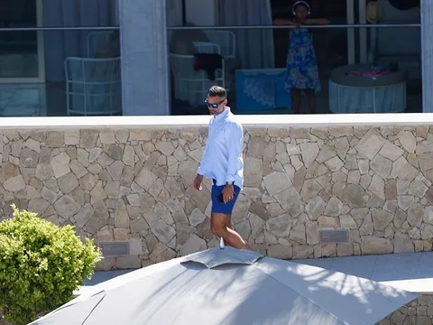 Xa MU, Ryan Giggs sầu đời bỏ dở kỳ nghỉ