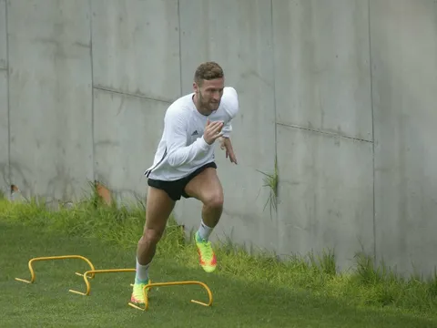 Arsenal thiếu quyết đoán, Mustafi trở lại tập luyện cùng Valencia