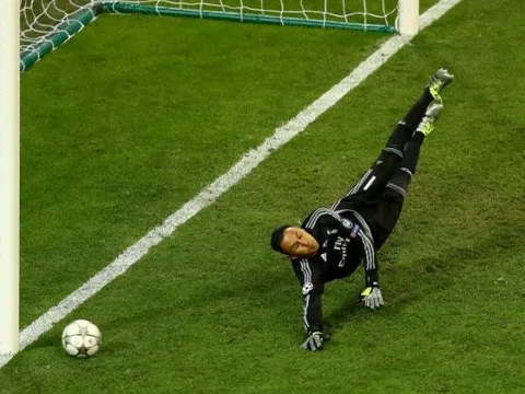 Keylor Navas nhịn đau bắt chung kết Champions League