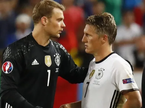 Neuer sốc vì cách MU đối xử với Schweinsteiger