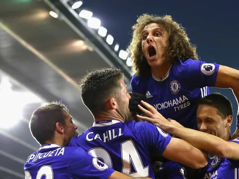 Neville: David Luiz không còn như cậu bé 10 tuổi chơi Playstation