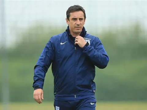 Neville không tin Arsenal và Man City có thể vô địch