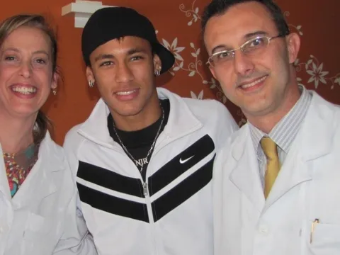 Neymar bùng tiền đỡ đẻ con trai