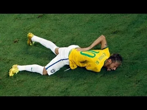 Neymar - Chuyên gia bị phạm lỗi