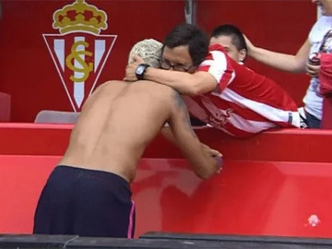 Neymar khiến CĐV 'tan chảy' với hành động đẹp