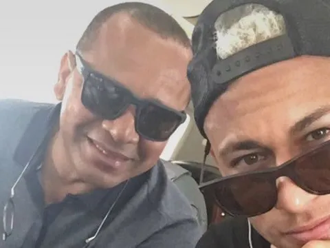Neymar 'khoe' mặt băng bó trên đường trở lại Barcelona