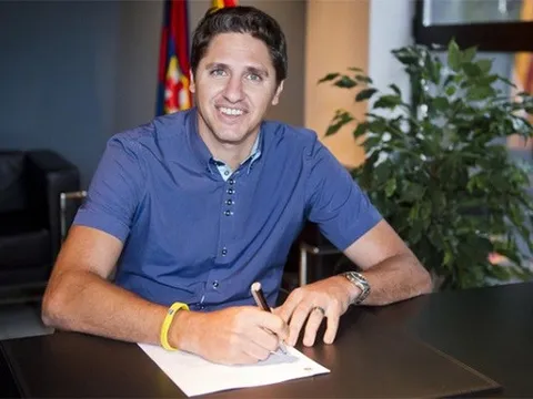 'Neymar không cần cố gắng thay thế Messi'