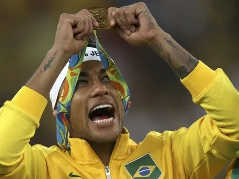Neymar kỷ niệm chức vô địch theo phong cách riêng