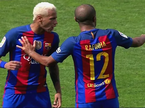 Neymar nổi cáu đập vào tay Rafinha