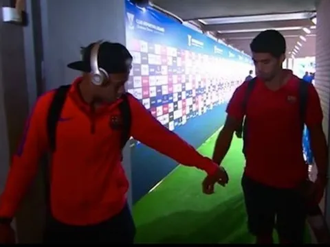 Neymar 'thả thính' Suarez bằng... bã kẹo cao su