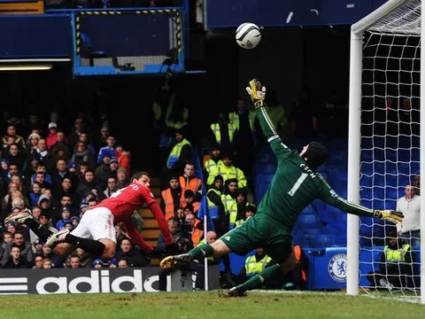 Nghẹt thở với pha cứu thua của Petr Cech vs Chicharito
