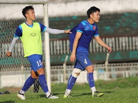Ngọc Hải bắt Xuân Trường chịu phạt trên sân tập