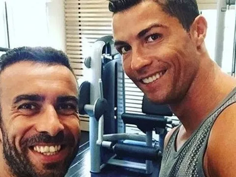 Người đàn ông thường xuyên chụp ảnh cùng Ronaldo là ai?