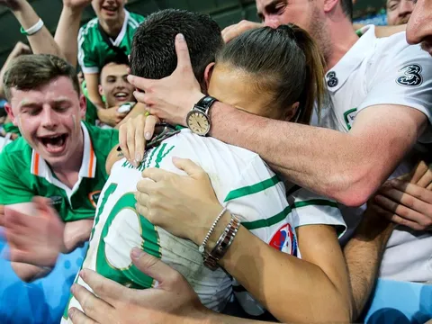 Người hùng Ireland vỡ òa trong vòng tay người thân