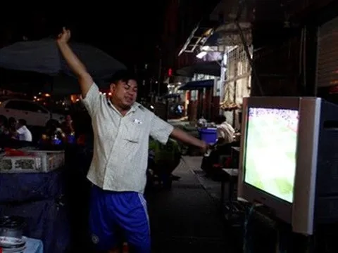 Người Myanmar xem MU vs Arsenal bên chiếc tivi cũ