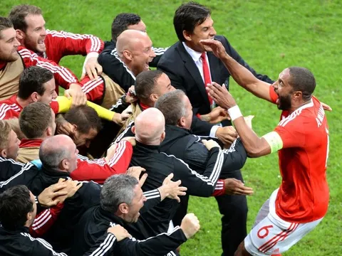 Người Xứ Wales nói gì sau khi tạo sốc?