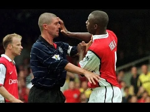 Những hình ảnh xấu xí trong trận đại chiến giữa Man Utd và Arsenal