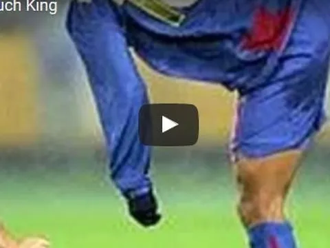 Những pha khống chế bóng thần thánh của Ronaldinho