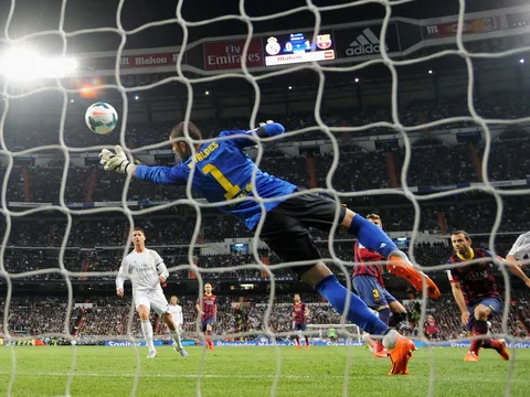 Những sai lầm dở khóc, dở cười của Victor Valdes