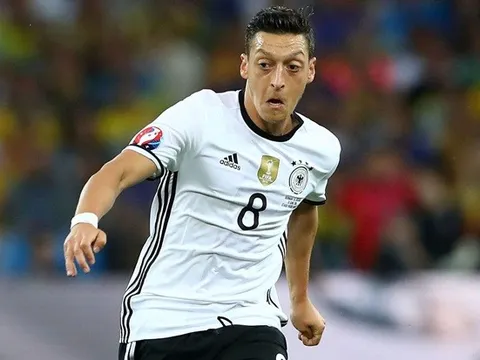 Nội bộ tuyển Đức lục đục, Oezil phản pháo Boateng