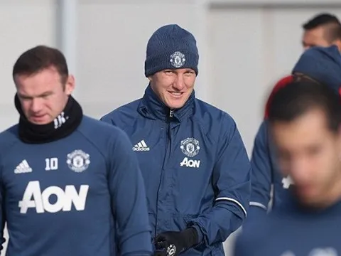 Nóng: Schweinsteiger, Mkhitaryan đồng loạt trở lại tập luyện cùng đội một
