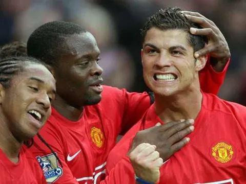 Ở M.U, Neville chỉ muốn Sir Alex chiêu mộ 2 cầu thủ này