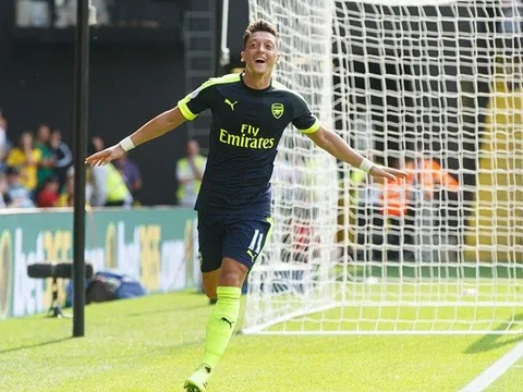 Tỏa sáng, Oezil vẫn bị Wenger chê bai
