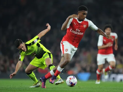 Oezil có đối thủ mới tại Arsenal