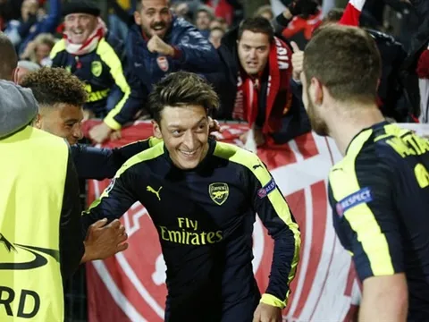 Oezil lại nổ súng, Arsenal ngược dòng ngoạn mục trước Ludogorets