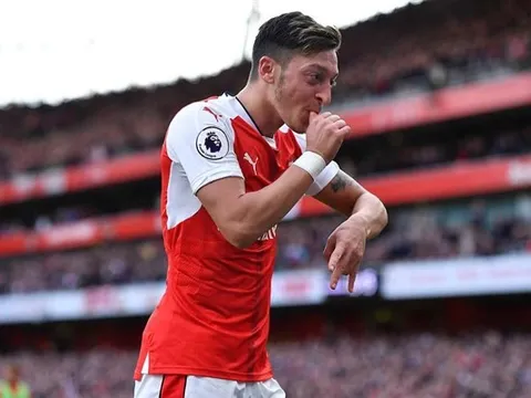 Oezil lý giải chữ 'M' đằng sau bàn thắng vào lưới Swansea