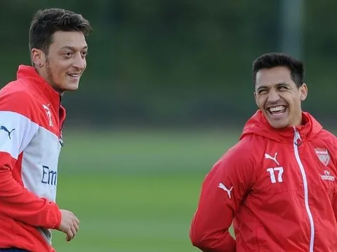 Oezil, Sanchez khiến CĐV Arsenal yên lòng