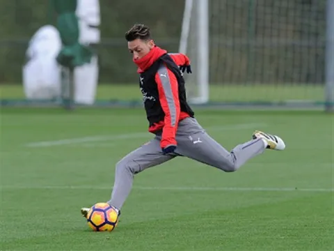 Oezil tăng cường tập sút và chạy chỗ trước thềm Derby London