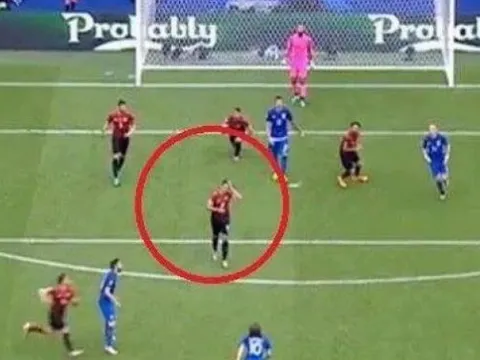 Lo chải chuốt, hậu vệ Thổ Nhĩ Kỳ bị Modric trừng phạt