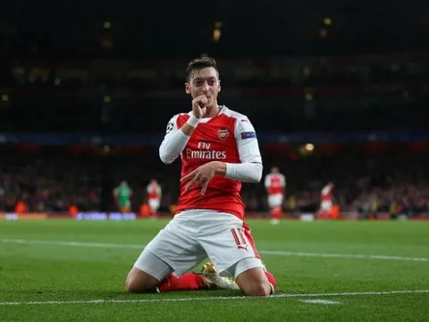 Fan kêu gọi Arsenal dựng tượng Oezil ngoài sân Emirates