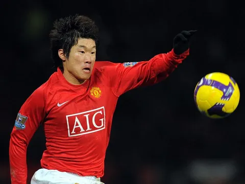 Park Ji Sung cắp sách đến giảng đường đại học