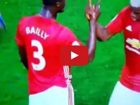 Paul Pogba và Eric Bailly 'âu yếm' sau trận thắng Southampton