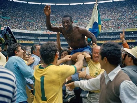 Pele bán đấu giá hơn 2.000 kỷ vật