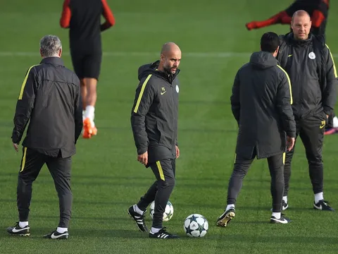 Pep đăm chiêu tìm cách khắc chế Barca trên sân tập
