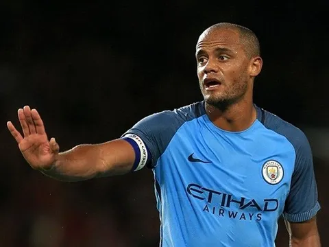 Pep lý giải việc thay Kompany đầu hiệp 2