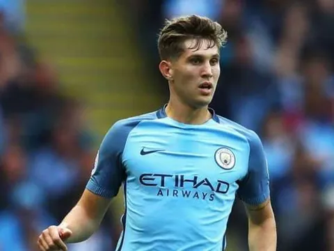 Pep so sánh John Stones với Ronald Koeman