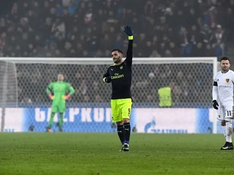 Perez lần đầu lên đỉnh, Arsenal vượt mặt PSG